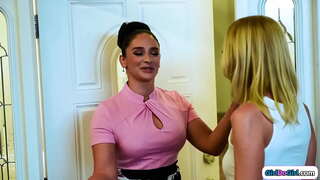 Аферистка ilə kiçik сиськами sarışın özünü сбежавшей падчерицей милфы böyük сиськами və aşkar ki, onun волосатую pussy вылизывает onun ögey