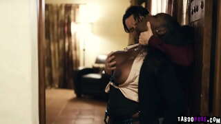 Pervy mpanjifa te-hanana ny firaisana ara-nofo amin&#039;ny sexy realtor Osa maha-te ho tia, ary avy eo izy dia buy ny trano