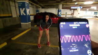 καυλιάρης κορίτσι δάχτυλο το μουνί της στο Εμπορικό κέντρο πάρκινγκ