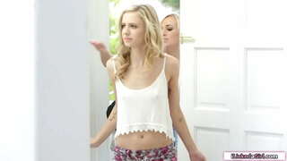 Väike tissid teen lakkus siis ääristatud lesbide bff