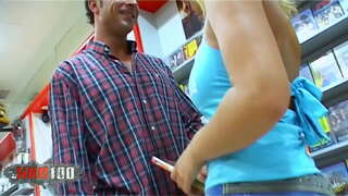 Млади блондинку шпански красотку Соню Манрике са великим природним сисама тешко трахнули у дупе у видеоклубе