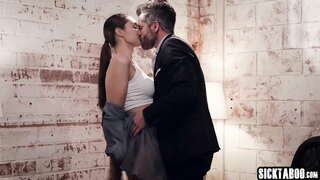 Sexy MILF Bella Rolland va agafar tan dura i profunda, i ella li va agradar molt