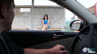 Prljavi dude odluči usamljenu ljepotu na autobusnoj stanici, pokazujući joj kako cool je javni bonk u prirodi