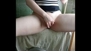 Batang babae na may isang malaking asno ay makakakuha ng isang orgasm sa washing machine at isang Vibrator