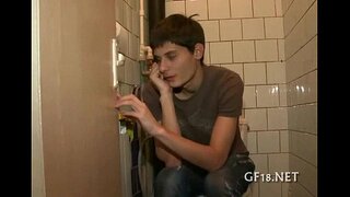 Dječak sjedi i gleda