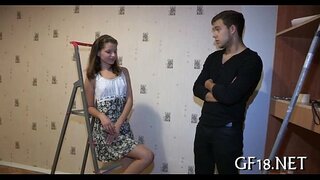 ���पल्या तहानलेल्या मुलाला sits and stares