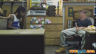 Сиромашни момак гледа као своју девојку јебе!