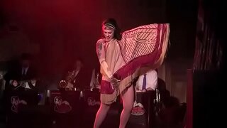 Dannie Diesel aka Danielle Colby voert met Bustout Burlesque New Orleans