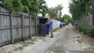 Алисса Лин зајебава са пријатељем свог сина на отвореном