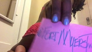 סלים עבה בייב מראה שהיא יכולה למחוא לה את התחת יותר מדי!