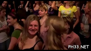 Harlots skriker i ekstase fra wild gruppe sex med kelnere Harlots skriker i ekstase fra wild gruppe sex med kelnere