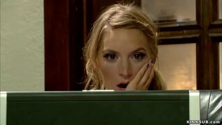 Շեկ Mona Ուելս գտել է իր ամուսնու խորթ մայր Սիմոնա Соней օնլայն, ապա выпорола եւ трахнула իր անալ бондаже անկողնում