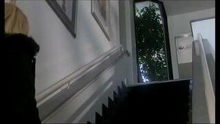 Прилично вруће и заводљива плавуша са великим сисама Бритни Скај приморан лика, домаћин туш, избушите га