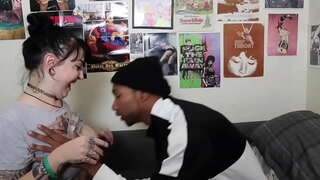 Белая шлюха берет в себя негра