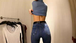 Vay canına! Sıcak kız ile küçük memeler soyunma t-shirt ve bluzlar içinde kamu soyunma oda 4 K 60Fps