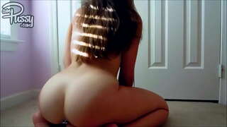 Фаллоимитатор ебля на ковре өендә